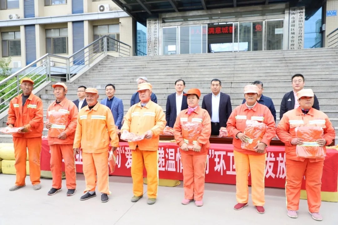 愛心傳遞 溫情捐贈—長田實(shí)業(yè)向環(huán)衛(wèi)工人捐贈環(huán)衛(wèi)服裝1200余套