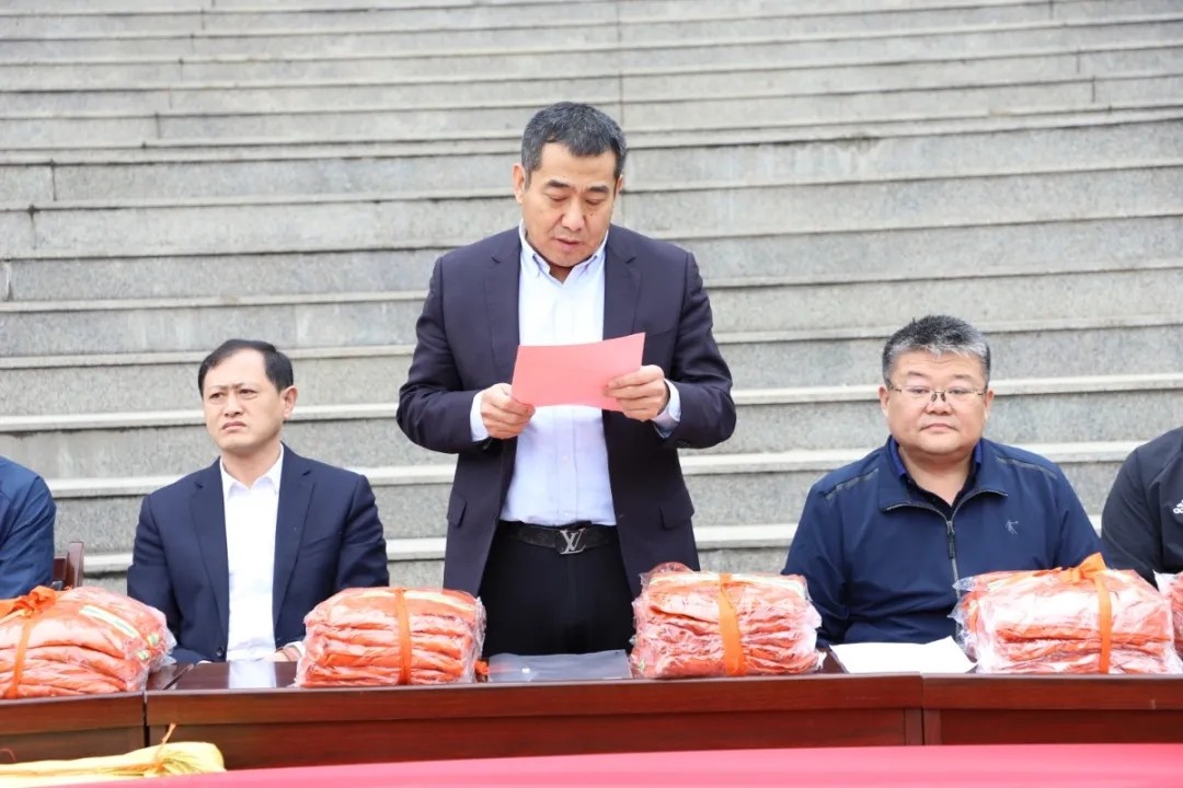 愛心傳遞 溫情捐贈—長田實(shí)業(yè)向環(huán)衛(wèi)工人捐贈環(huán)衛(wèi)服裝1200余套